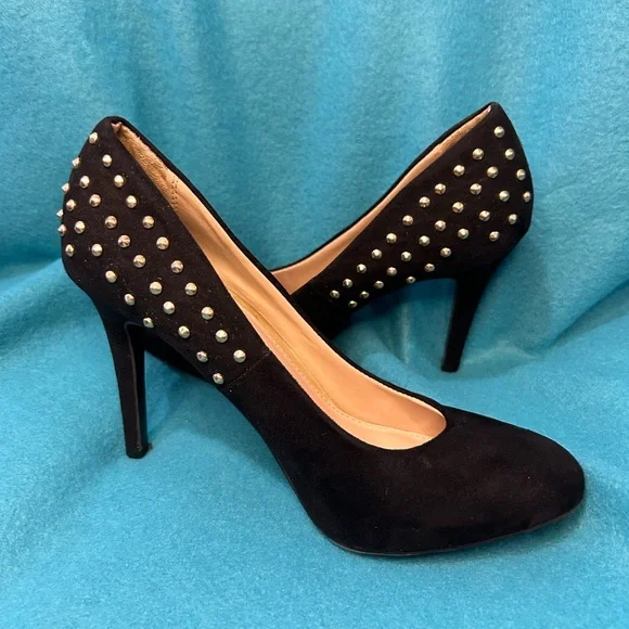 Black heels with gold studs - Picture 2 of 7